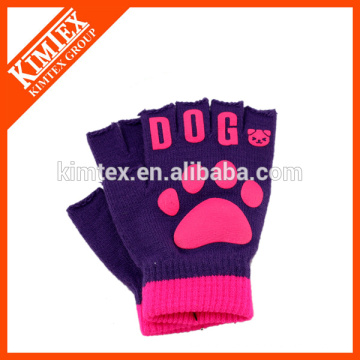 Frauen stricken fingerlose Handschuhe